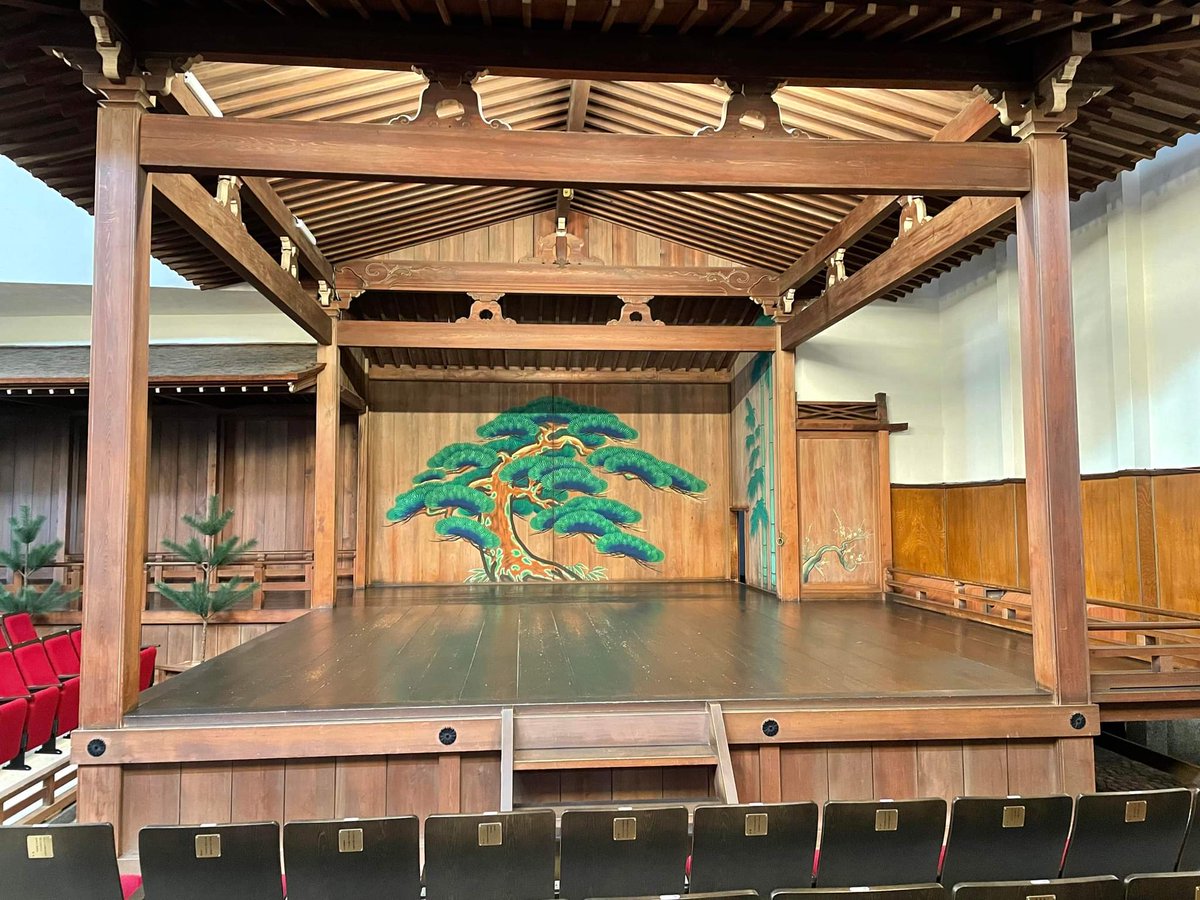 今月26日、神楽坂の夜来能楽堂で行われる
「時を越えて人と神々の物語を舞う~能舞と地歌舞~」
能舞の部、応援しております!
貴重な有形文化財の撮影許可がおりました!
演舞後のお時間に和装の方、コスプレ参加の方(更衣室用意があるそうです)貴重な文化財を背景に撮影などいかがでそー?