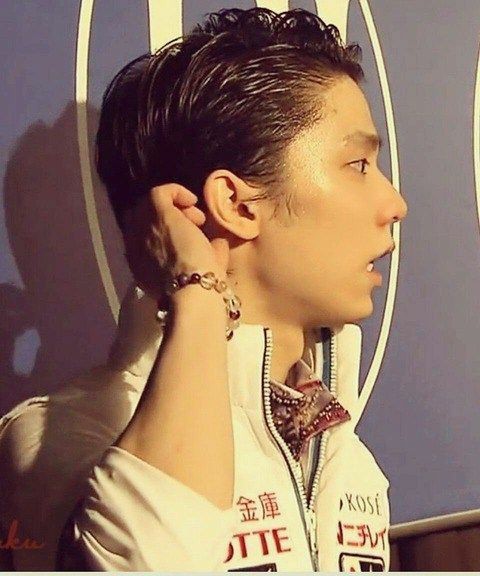 длинные волосы за уши. девушка заправляет волосы за ухо. волосы заправленные за уши. поправляет волосы. девушка заправляет волосы за ухо.