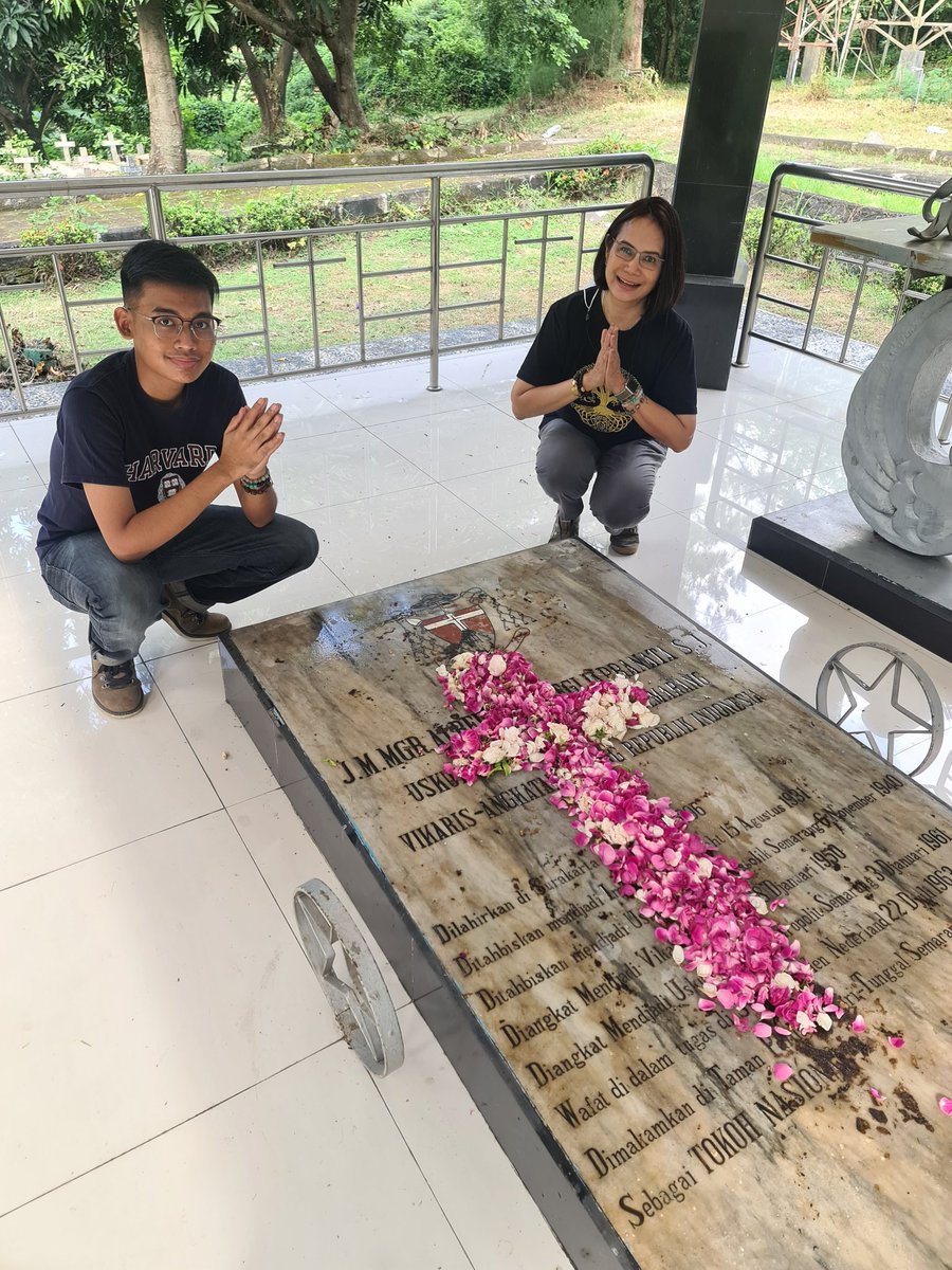 Nyekar Eyang Mgr Soegijapranata
Pamannya mama ku <a href="/giritunggal/">Andriansyah D'ghirie</a> Semarang