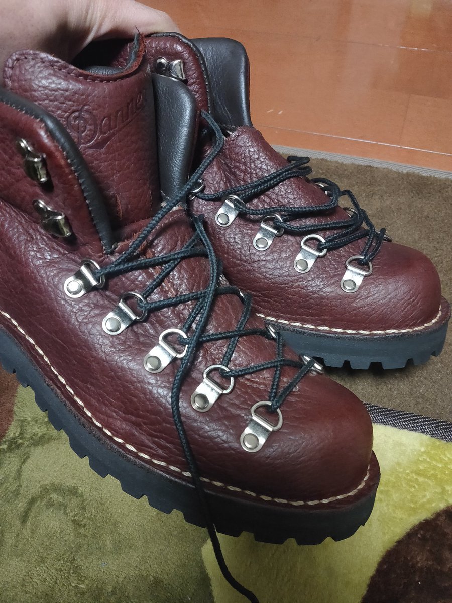 nagattika's tweet photo. 一足早いクリスマス🎄
新たに仲間入り😄

ダナー マウンテンライト バイソン
#danner 
#mtlite

数年前の限定品の未使用のジャストサイズに出会えた！
バイソンとかやっぱりそそるよね

やっぱりサンタさん居るな
コロナにかかってないみたい
子供たち安心して🎁

もうボーナス使いません笑 https://t.co/FjQ7hF8r6F