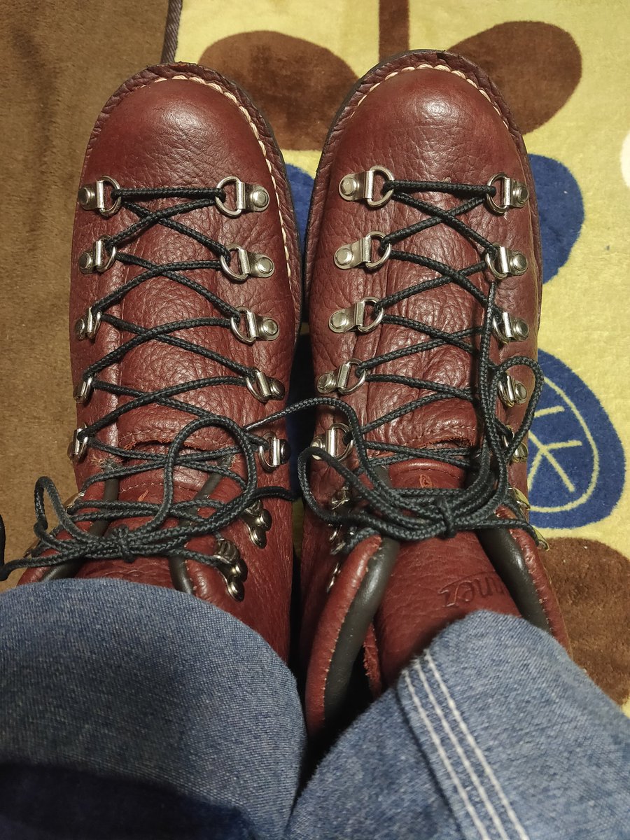 nagattika's tweet photo. 一足早いクリスマス🎄
新たに仲間入り😄

ダナー マウンテンライト バイソン
#danner 
#mtlite

数年前の限定品の未使用のジャストサイズに出会えた！
バイソンとかやっぱりそそるよね

やっぱりサンタさん居るな
コロナにかかってないみたい
子供たち安心して🎁

もうボーナス使いません笑 https://t.co/FjQ7hF8r6F