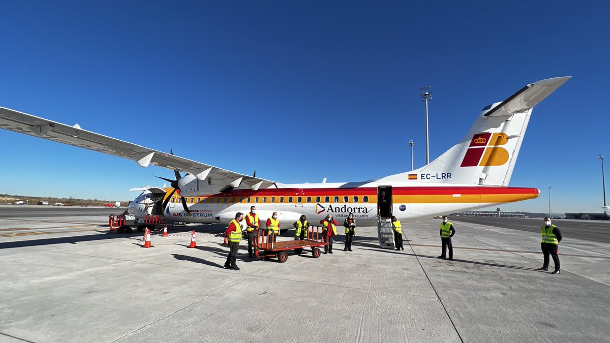albertbatalla's tweet photo. Ahir va ser un dia important per al nostre territori perquè es va operar el primer vol comercial de línia regular a l’aeroport Andorra - #laSeu des de fa 37 anys. Aquesta línia amb Madrid - Barajas enllaça amb 81 destins més i, per tant, ens connecta millor al món.
Obro fil 🧵 https://t.co/IWJh7HcDI3