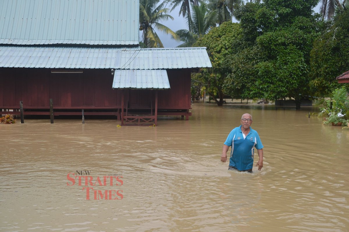 NST_Online's tweet photo. #NSTvisuals Floods at Kg Telok Berembang, Lubok Cina #Melaka 

Keep safe, no matter where you are. 

NSTP 📸 Hassan Omar https://t.co/rqFqUB1Dlg