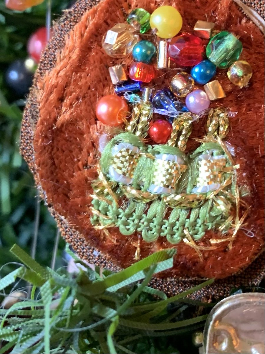 小さなビーズでグリコのおまけみたいな小さなクリスマスオーナメントを作ってみた🎄