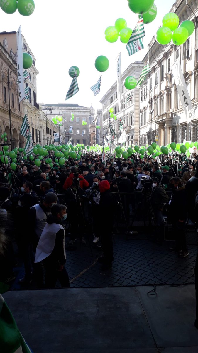 FemcaF's tweet photo. @FemcaF @FemcaCISL @cislfrosinone grande partecipazione alla manifestazione “la responsabilità in piazza “per sostenere l’azione della CISL https://t.co/6WmWr4JZ2D
