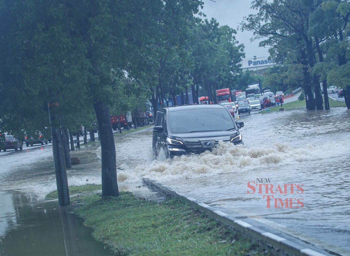 NST_Online's tweet photo. #NSTvisuals Floods around Seksyen 22, Shah Alam. #Selangor 

NSTP 📸 Aziah Azmee https://t.co/dW5Ev1OmKY