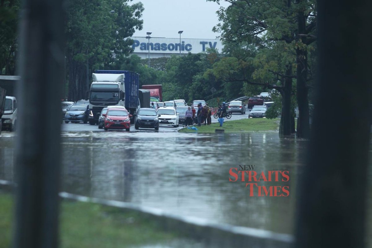 NST_Online's tweet photo. #NSTvisuals Floods around Seksyen 22, Shah Alam. #Selangor 

NSTP 📸 Aziah Azmee https://t.co/dW5Ev1OmKY