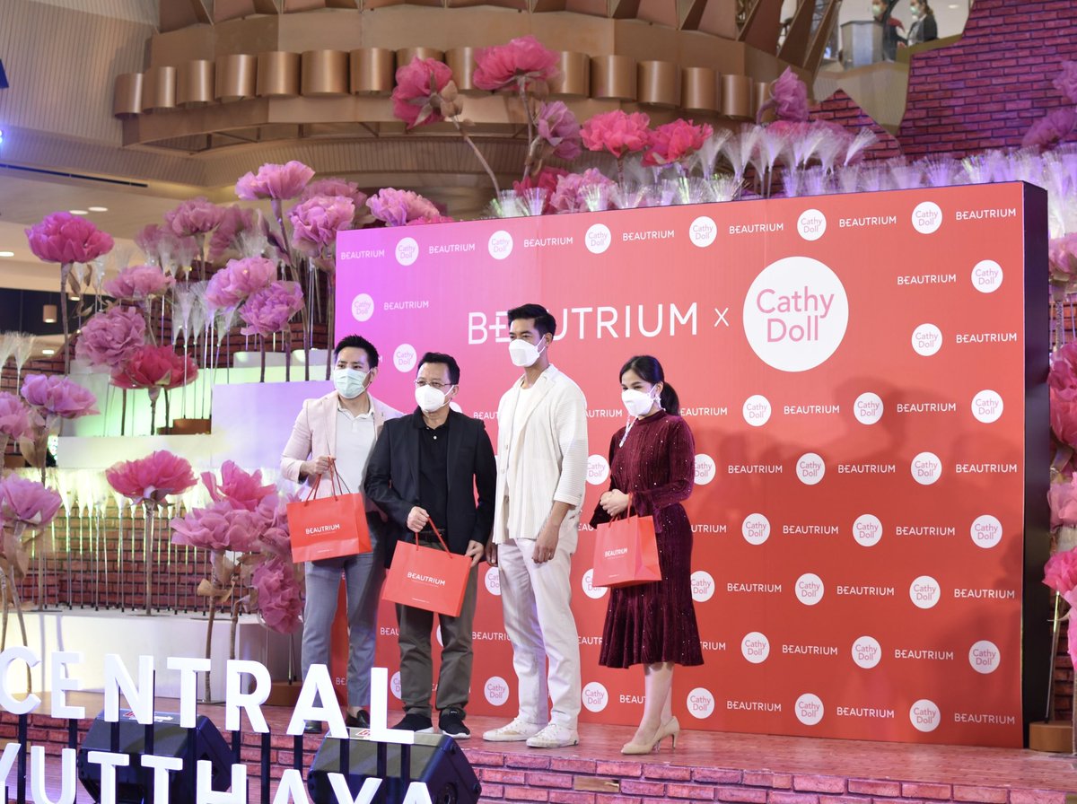 Aumprika's tweet photo. สั้นๆคือ “พี่หล่อมากกกกก” หนูไม่ไหววว มือไม้สั่น รูปเบลอไปม๊ดด 🥰☺️ #เวียร์ศุกลวัฒน์ #เจอพี่เวียร์ที่บิวเทรี่ยม https://t.co/ZWantuEjLE