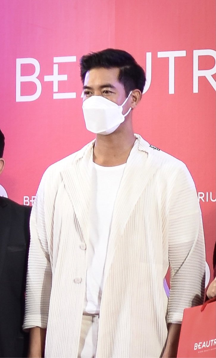 Aumprika's tweet photo. สั้นๆคือ “พี่หล่อมากกกกก” หนูไม่ไหววว มือไม้สั่น รูปเบลอไปม๊ดด 🥰☺️ #เวียร์ศุกลวัฒน์ #เจอพี่เวียร์ที่บิวเทรี่ยม https://t.co/ZWantuEjLE