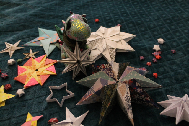 piotelat's tweet image. Il existe plein de manières de plier des étoiles en origami, modulaire ou pas, à partir d'une feuille A4, d'une bande de papier, ou de papier origami. ⬇️
 zazaa.blogspot.com/2021/12/etoile…