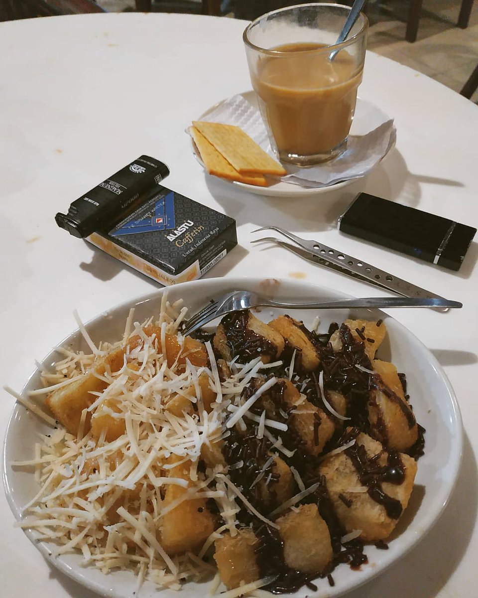 rokokst's tweet photo. Mauuuuu,, mau kemana malam minggunya ??

📷 : @visual_heterogeneity

#alastucaffetin #kopiinstant #rotibakar #sehattentrem #rokokst #malamminggu https://t.co/9PrgkBDMYS