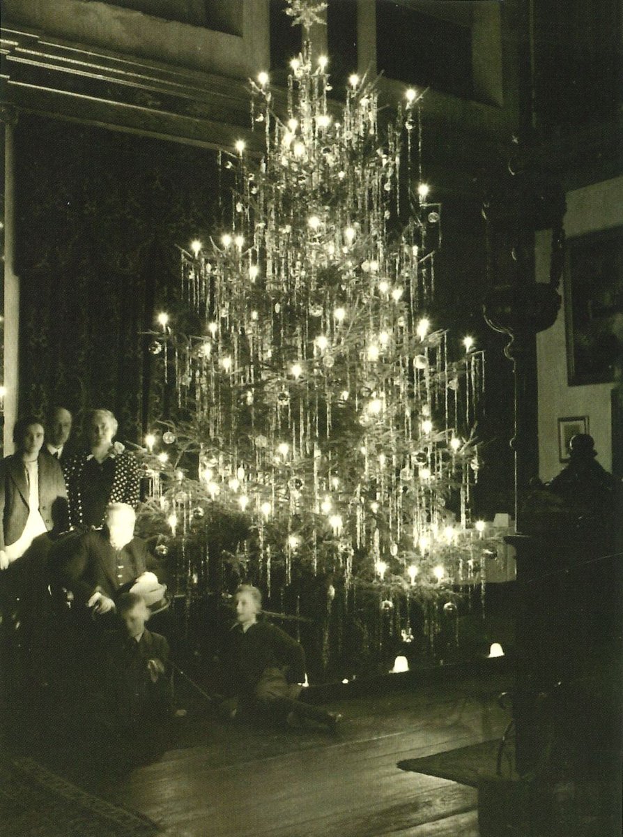 AmerongenCastle's tweet photo. Over Kerstmis op Kasteel Amerongen zijn eeuwen aan verhalen te vertellen. In het boekje 'Herinneringen van Siegfried Bentinck' schreef Siegfried over het kerstfeest en Oudejaarsavond omstreeks 1925-1935.
Lees de anekdote op de website https://t.co/Rf53kDOPCY #kerstmis #bentinck https://t.co/pr8WShKDUg