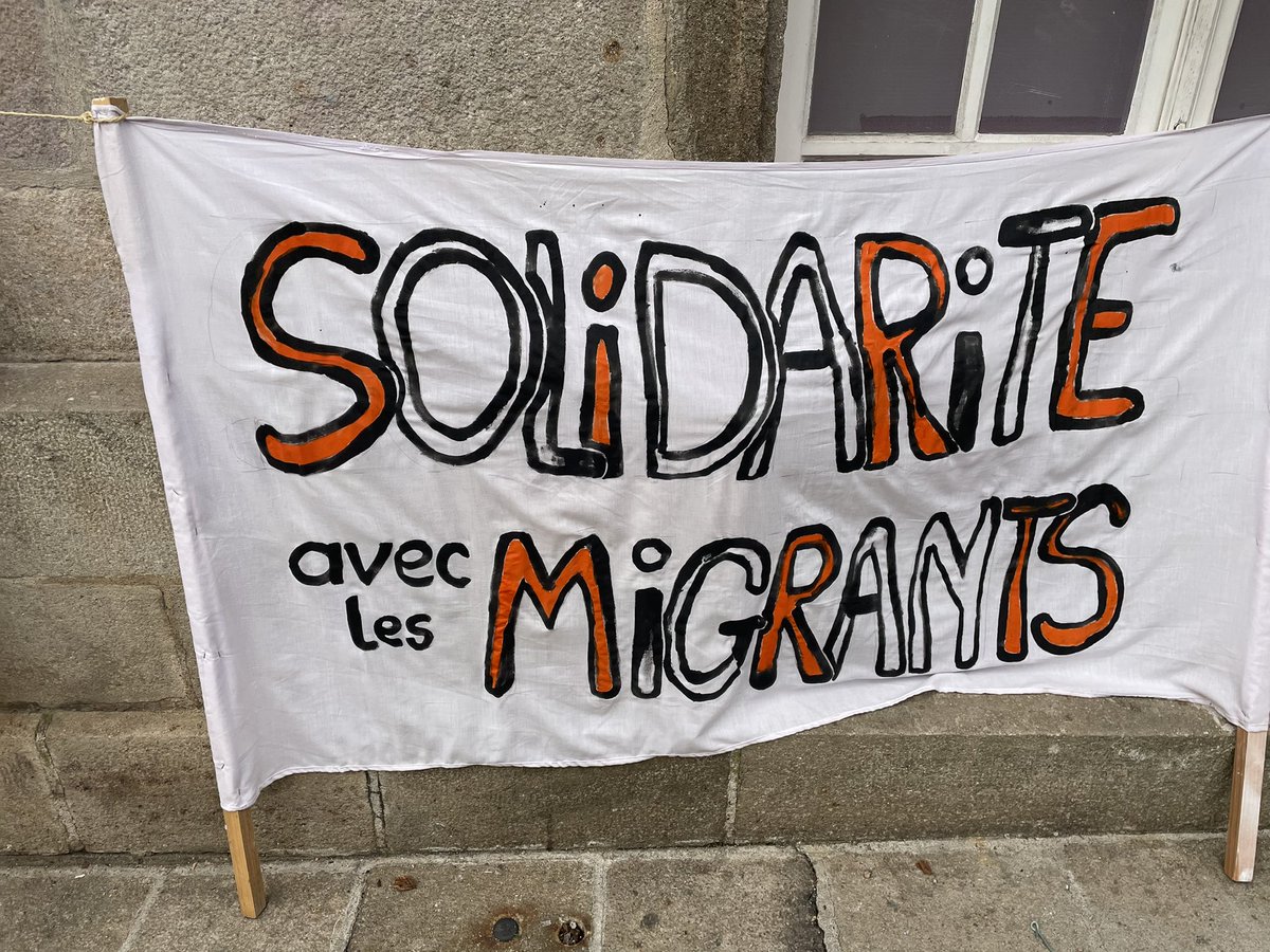 Aujourd’hui 18 décembre, #journeeinternationaledesmigrants. Plusieurs personnes sont présentes devant la mairie du Puy en Velay pour dire que la solidarité existe aussi dans cette ville.