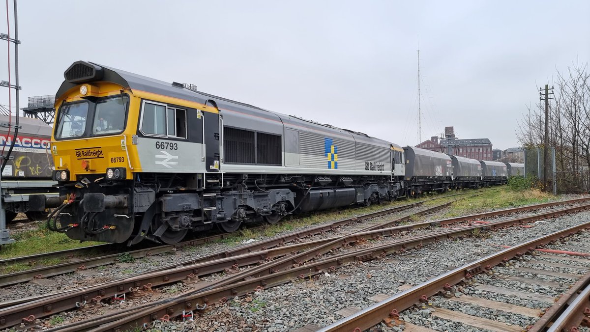 bryer's tweet photo. So today I finally get to drive 66793. #Class66 #GBRf #SuperShed #railways #trains #Trainspotting https://t.co/dBS6YKL3tQ