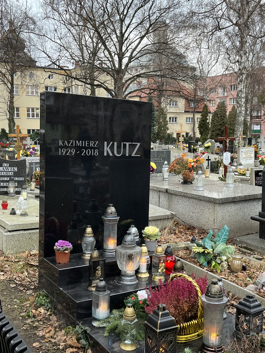 MakowskiJaro's tweet photo. Rano pokłoniliśmy się Panu Kazimierzowi Kutzowi - artyście, który jest symbolem #Slaska odważnego, otwartego i dumnego.
Dziś 3 rocznica śmierci Kazimierza Kutza. https://t.co/xljKdKBoLS