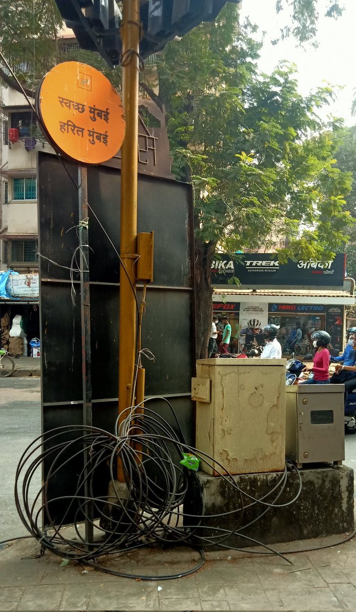 chakachakdadar's tweet image. Loose live wires on ground causing inconvenience to pedestrians at Bhavani Shankar Road, Near Central Bank.
@mybmcWardGN Please take action and remove them from foothpath.
@richapintoi @Ms_Aflatoon @TOIMumbai @QuintMyReport
