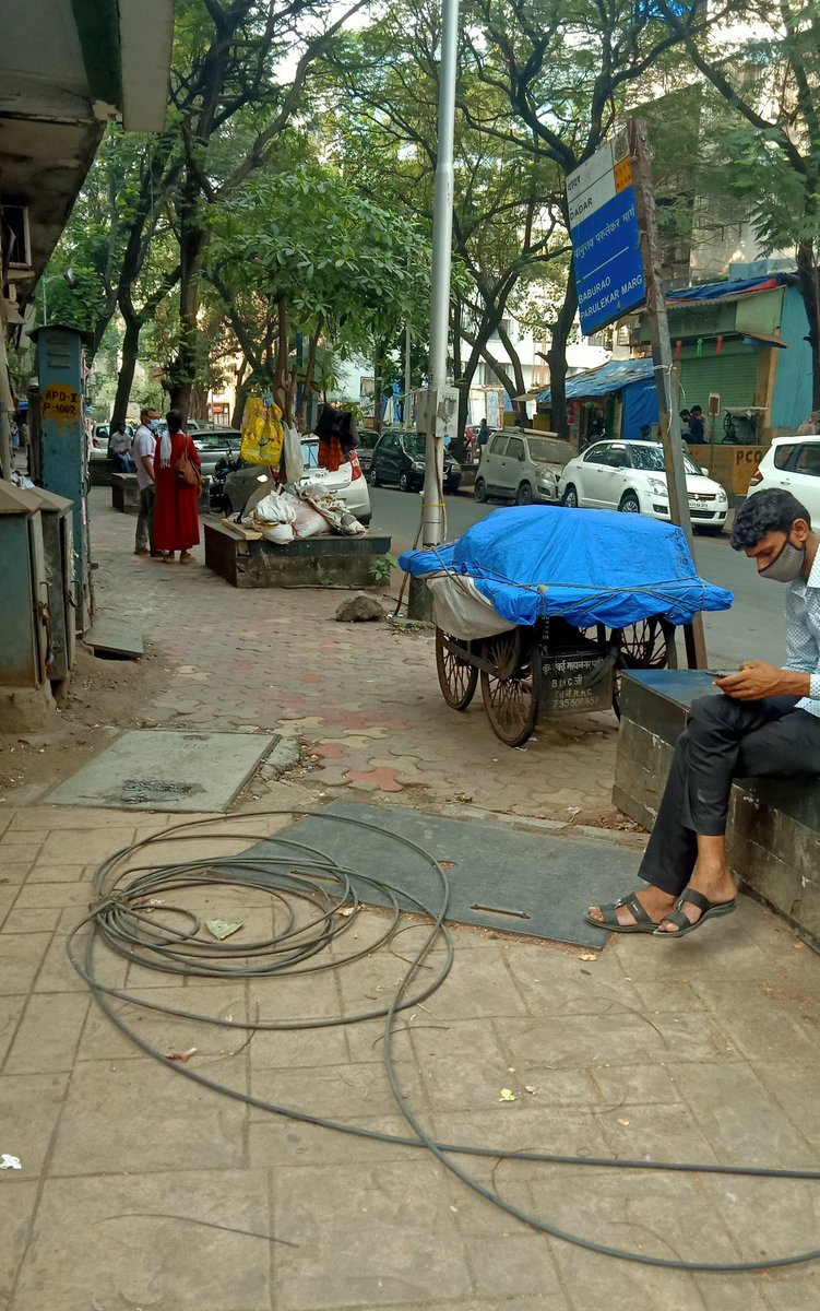 chakachakdadar's tweet image. Loose live wires on ground causing inconvenience to pedestrians at Bhavani Shankar Road, Near Central Bank.
@mybmcWardGN Please take action and remove them from foothpath.
@richapintoi @Ms_Aflatoon @TOIMumbai @QuintMyReport