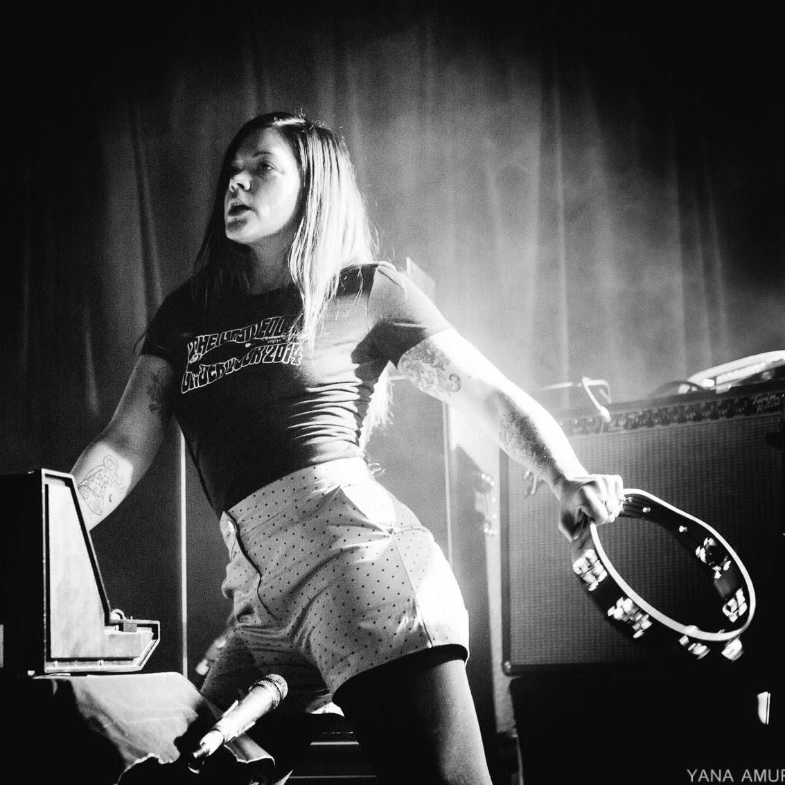 Nonkel_Muziek's tweet photo. Zia McCabe van The Dandy Warhols (Bohemian Like You). Ze is nog steeds actief bij de groep, maar combineert de band tegenwoordig met een job als makelaar voor een minder hectisch ritme in haar leven. #ziamccabe #thedandywarhols #musichistory #muziekgeschiedenis https://t.co/RkvcJj2RwP
