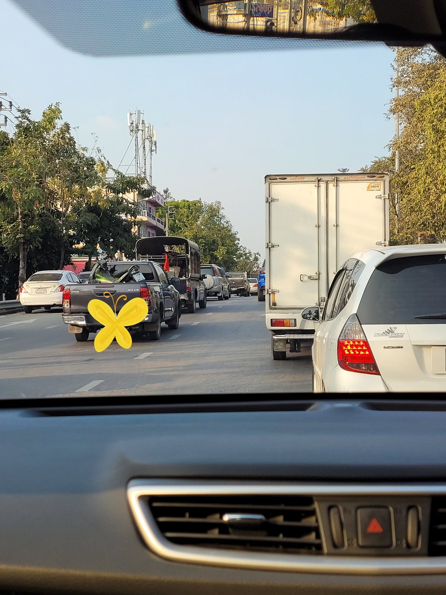 asayalak's tweet photo. ถ.ศาลาธรรมสพน์ ช่วงหน้าตลาดกรีนวิลล์ จอดรถซ้อนคัน เหลือเลนวิ่งแค่เลนครึ่ง ต้องเบียดๆสลับๆกันไป แจ้งไปสน.หลายครั้งแล้ว ไม่มีอัไรคืบหน้าเลย @fm91trafficpro @js100radio https://t.co/02sDrbnlGL