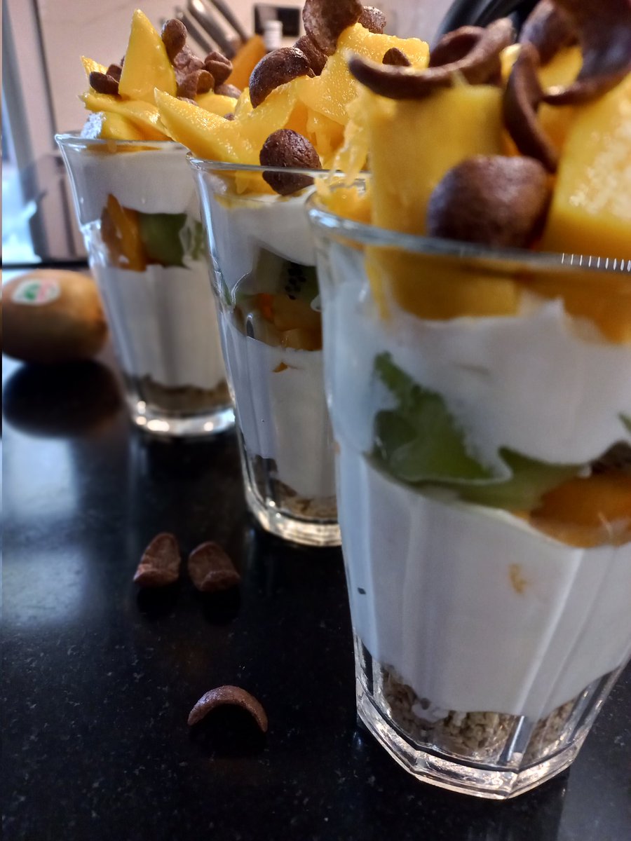 YvettevandenBe4's tweet photo. Toen ze klein waren noemde ik dit een prinselijk ontbijt ๐
We noemen het nog steeds zo ๐ฅฐ
#oppepper #vitaminen #tieners #foodlovers #genieten https://t.co/zl0DLlvcTm