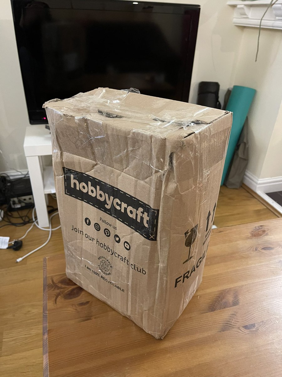 Charlottecvm's tweet photo. Absolutely disgusted with the service from @Hermesparcels this is how they treat fragile parcels #worstdeliveryservice https://t.co/kfY5lzlw6K