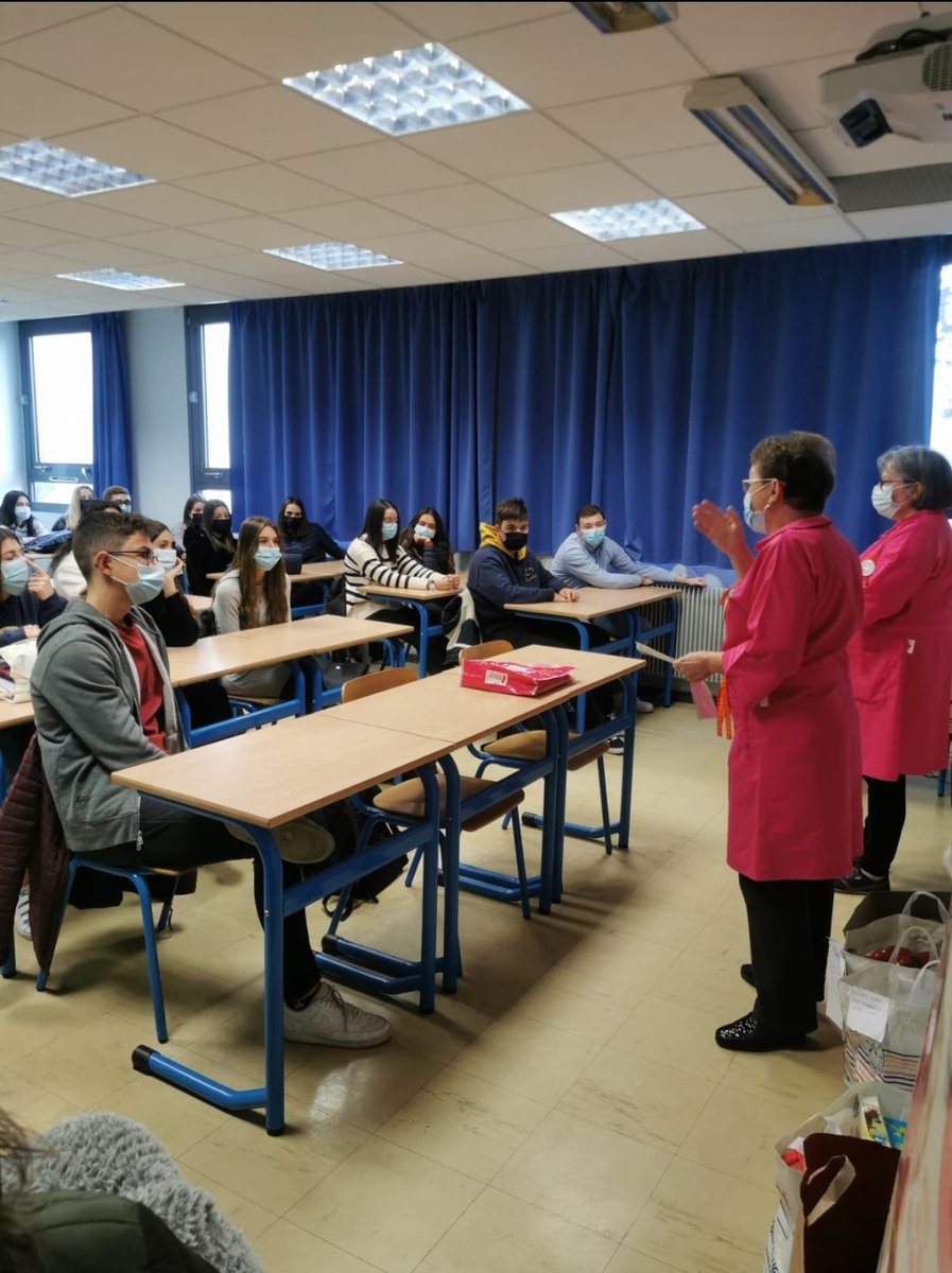 SophieRouxel's tweet photo. Une jolie action menée par les TST2S.Les élèves ont récolté des dons auprès des lycéens de la @Cite_scoMOISSAC pour l'association Les blouses roses. Nous avons accueilli 2 bénévoles pour nous faire découvrir cette association.  Merci à @VWoerther et aux élèves pour leur travail. https://t.co/tUCBaZt5Ww