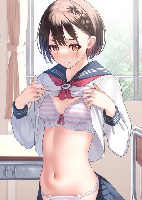 「私も少しは成長したんだよ…?」
誰もいない教室で幼馴染に成長した姿を見せる女の子 