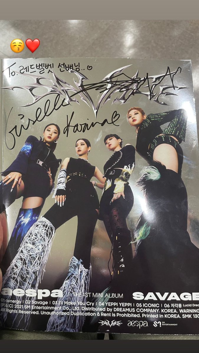 GISELLETHAILAND's tweet photo. (📸)​ UPDATE / 211218 _imyour_joy IG STORY

สาว ๆ เอสป้าได้ให้อัลบั้ม Savage กับรุ่นพี่ Red Velvet ด้วยค่ะ

🐥 : พวกเธอเขียนจดหมายรักในอัลบั้ม..❤️😭❤️ เอสป้า ไฟท์ติ้ง ❤️❤️❤️❤️

🖇️ https://t.co/G2lTbodFZI
🖇️ https://t.co/Avm2j6gqfs
🖇️ https://t.co/r5f5WGi4m7

#aespa #æspa #에스파 https://t.co/p6xqiS9iSQ