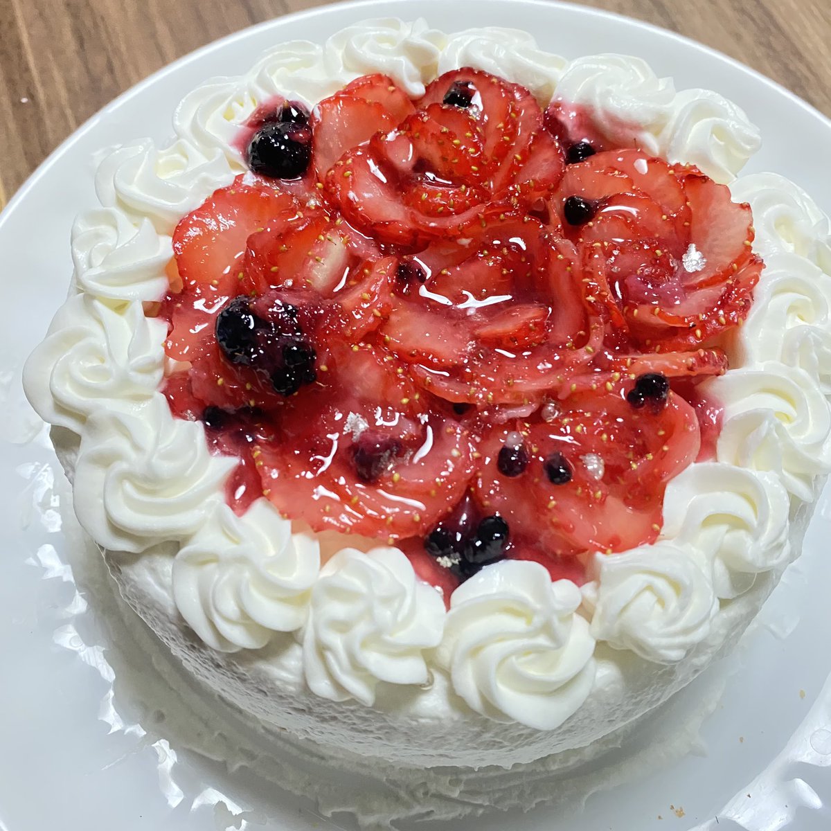 r_rsa0413's tweet image. いちごのスポンジケーキできましたー🍰
クリーム難しいしバラもいびつだけどがんばったー✨
