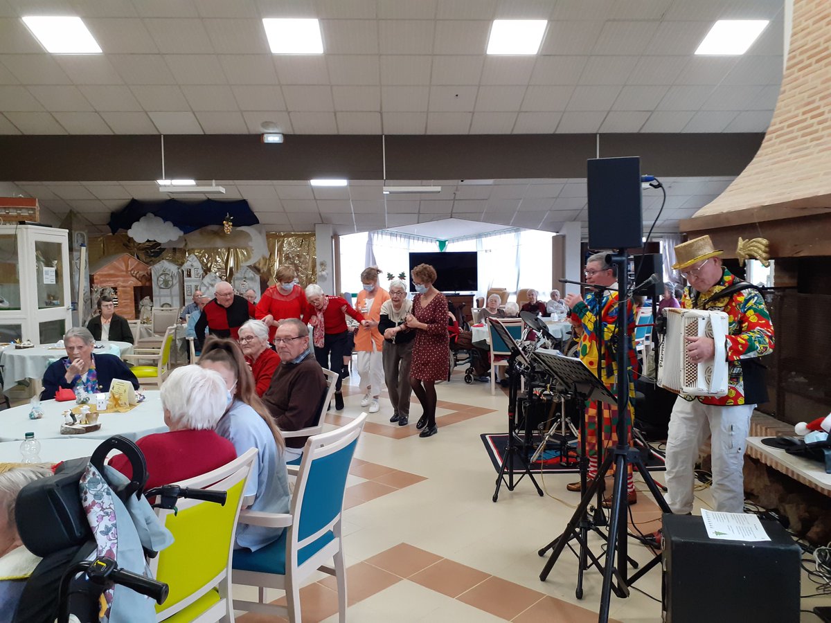 PareResidence's tweet photo. Un repas de noël encore particulier cette année sans présence des professionnels pour partager le repas avec les résidents. Mais cela n'a pas empêché une ambiance chaleureuse, des chants et de la danse et un très bon repas. Merci à tous https://t.co/AoaBQaa3fc