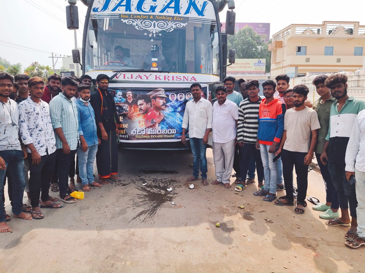 TeamRc_Kadapa's tweet photo. #ఛలో_ముంబయి 

మెగా పవర్ స్టార్ శ్రీ @AlwaysRamCharan గారు నటించిన RRR చిత్రం ఫ్రి రిలిజ్ ఈవెట్ కి కడప జిల్లా నుంచి బయలుదేరిన మెగాభిమానులు 
#RamCharan #RRR @DVVMovies @ssrajamouli https://t.co/IdXd70DLRk