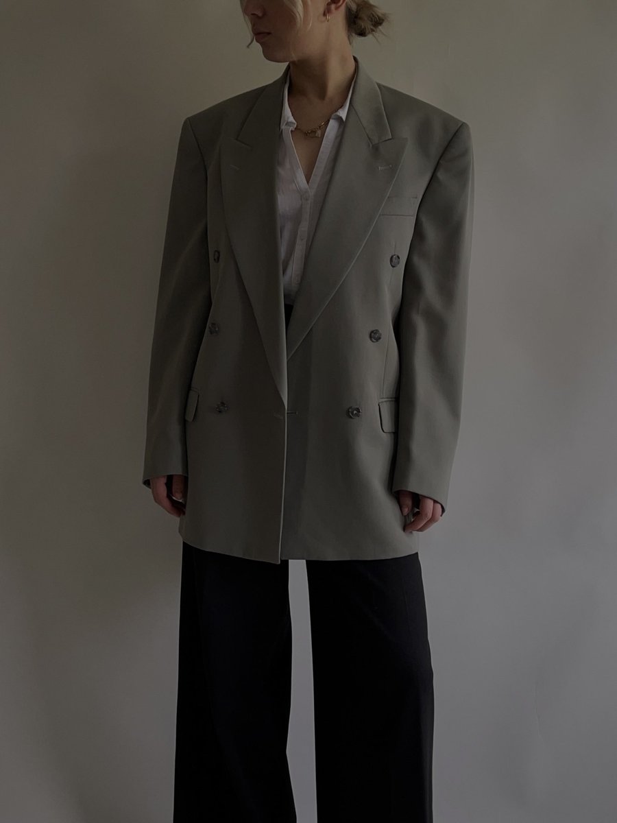 c_illidge's tweet photo. My vintage store, The Style Archive, is all about well curated, vintage pieces. 

Tonight @ 7pm we’re launching our third collection on the website - https://t.co/XjwUaDz3QC

But, be quick, there’s only one of each piece available! Here’s a sneak peek 👀 https://t.co/ULse9eoOu7