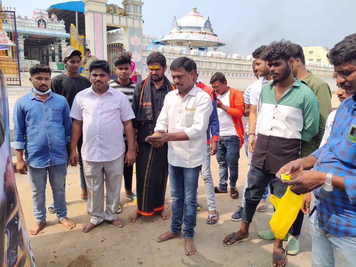 JanasenaRanjith's tweet photo. #ఛలో_ముంబయి 

మెగా పవర్ స్టార్ శ్రీ @AlwaysRamCharan గారు నటించిన RRR చిత్రం ఫ్రి రిలిజ్ ఈవెట్ కి కడప జిల్లా నుంచి బయలుదేరిన మెగాభిమానులు 
#RamCharan #RRR @DVVMovies @ssrajamouli https://t.co/PL7CI5ijjW