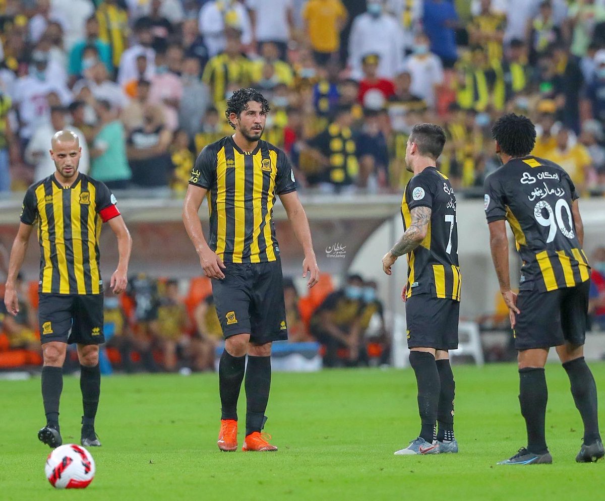 sirxjr's tweet photo. لما يكون عندك بالهجوم روما وتجيب له افضل مهاجم بتاريخ الدوري جنبه، وفي الدفاع حجازي وماطلع كعكي يقول حنبهر العالم ولا طلع حامد البلوي ينظر بكلام انشائي ونمك، ناس تشتغل وناس تصرح ..
الله يكرمهم بالبطولات على قد ما يشتغلون  ويتعبون 💛 https://t.co/aENguIlahs