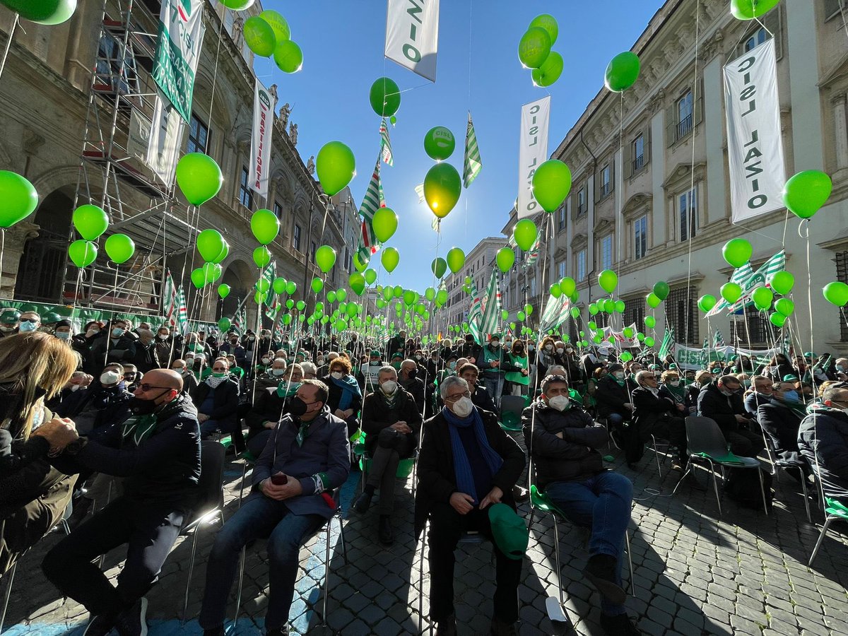 davide_guarini's tweet photo. #18dicembre Oggi sono in Piazza a Roma alla grande manifestazione della #Cisl. Per valorizzare le modifiche alla #leggedibilancio e rilanciare l’esigenza di maggiore dialogo e di confronto costruttivo con il Governo e le altre Parti Sociali #ResponsabilitàinPiazza https://t.co/qaDque6fOE