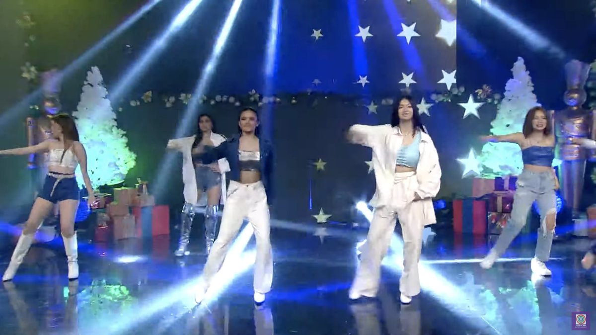 starhuntabscbn's tweet photo. LIVE: Star Hunt artists' opening performance on Star Magical Christmas!

#StarMagicalChristmas  
The Star Magic Christmas Special 2021
LIVE NOW | https://t.co/1U5DuRpXjt https://t.co/0c4TezThVR