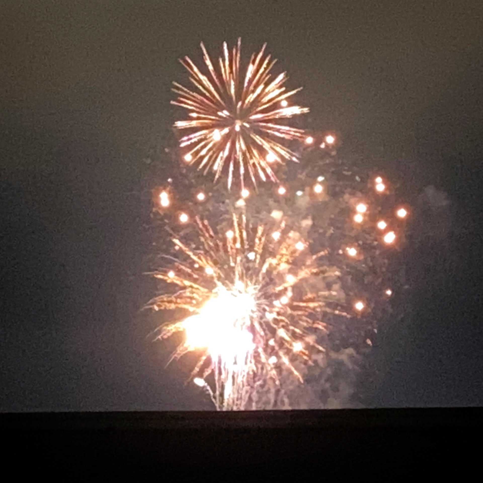 تويتر たまま على تويتر 突然の花火の音 慌てて屋上に上がったら 見れた 真冬のサプライズ花火 近くの夢前川の 川祭りの花火大会で上がる場所 川祭りが2年連続で中止になったから ｶﾅ 得した気分 姫路 花火 T Co 5t7ihkxwoi