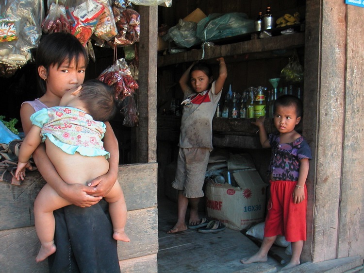 happynomad's tweet photo. Children in a small shop near Houay Si near Vang Vieng in Laos: https://t.co/rnMuUKbxFl https://t.co/ASiMhsJogM