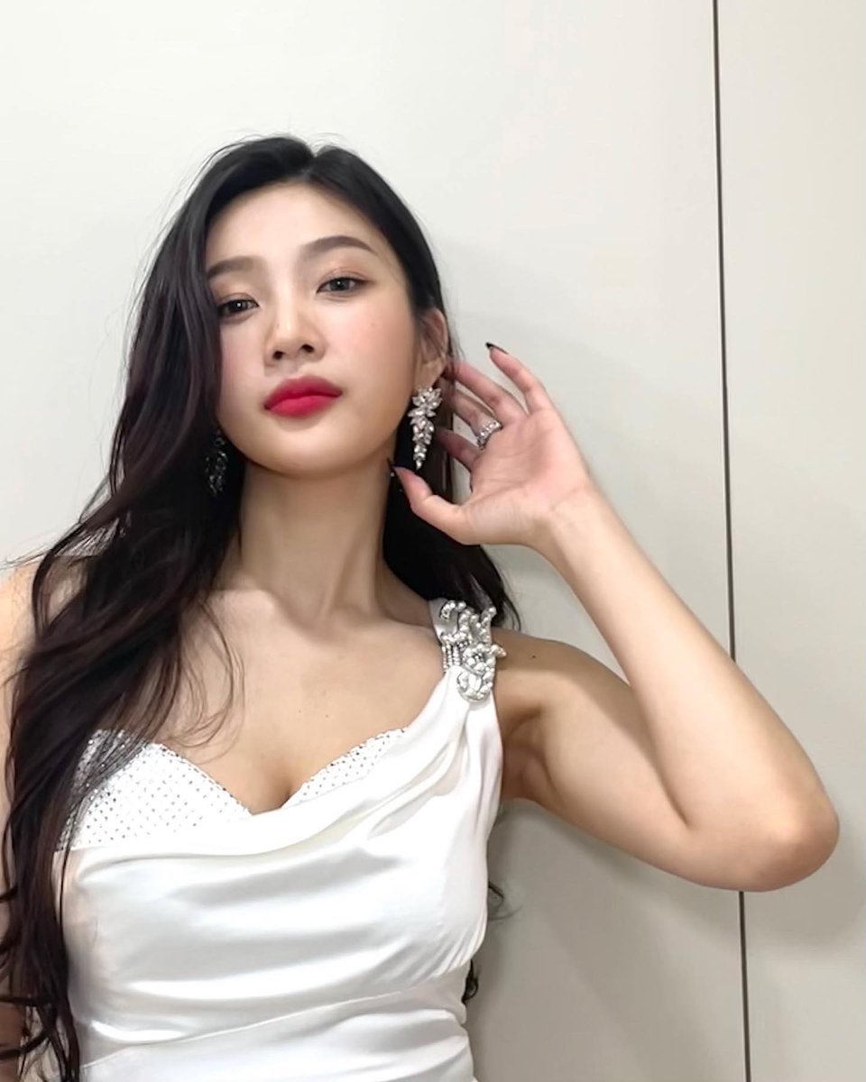 PARTSOOYOUNG's tweet photo. ⠀⠀⠀
⠀⠀⠀
I was happy to be performing as Red Velvet after a long time. 🤍 
Did you enjoy watching, Luvies? 😁😁 Thank you and I love you always. 😚😚
⠀⠀⠀
⠀⠀⠀ https://t.co/1ib5jUto8t