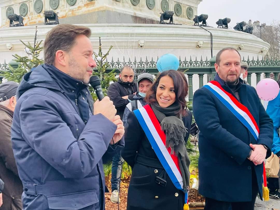 JusticeFamille's tweet photo. Mobilisation historique hier qui a rassemblé des centaines de parents et grands-parents à #Paris pour manifester, main dans la main, jusqu'à l'Assemblée nationale pour faire évoluer l'#EgaliteParentale dans l'intérêt des enfants ✊🏻 https://t.co/MDO3eyrFzc