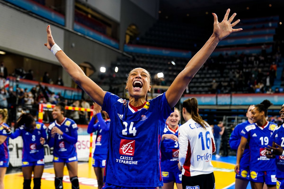 FRAHandball's tweet photo. Tous derrière les BLEUES dimanche 🇫🇷💥

⏰ 17h30 à Granollers
📺 en direct sur beIN SPORTS &amp; TF1

#Bleuetfier #SheLovesHandball @SheLOVsHandball https://t.co/tDqNJxKk92