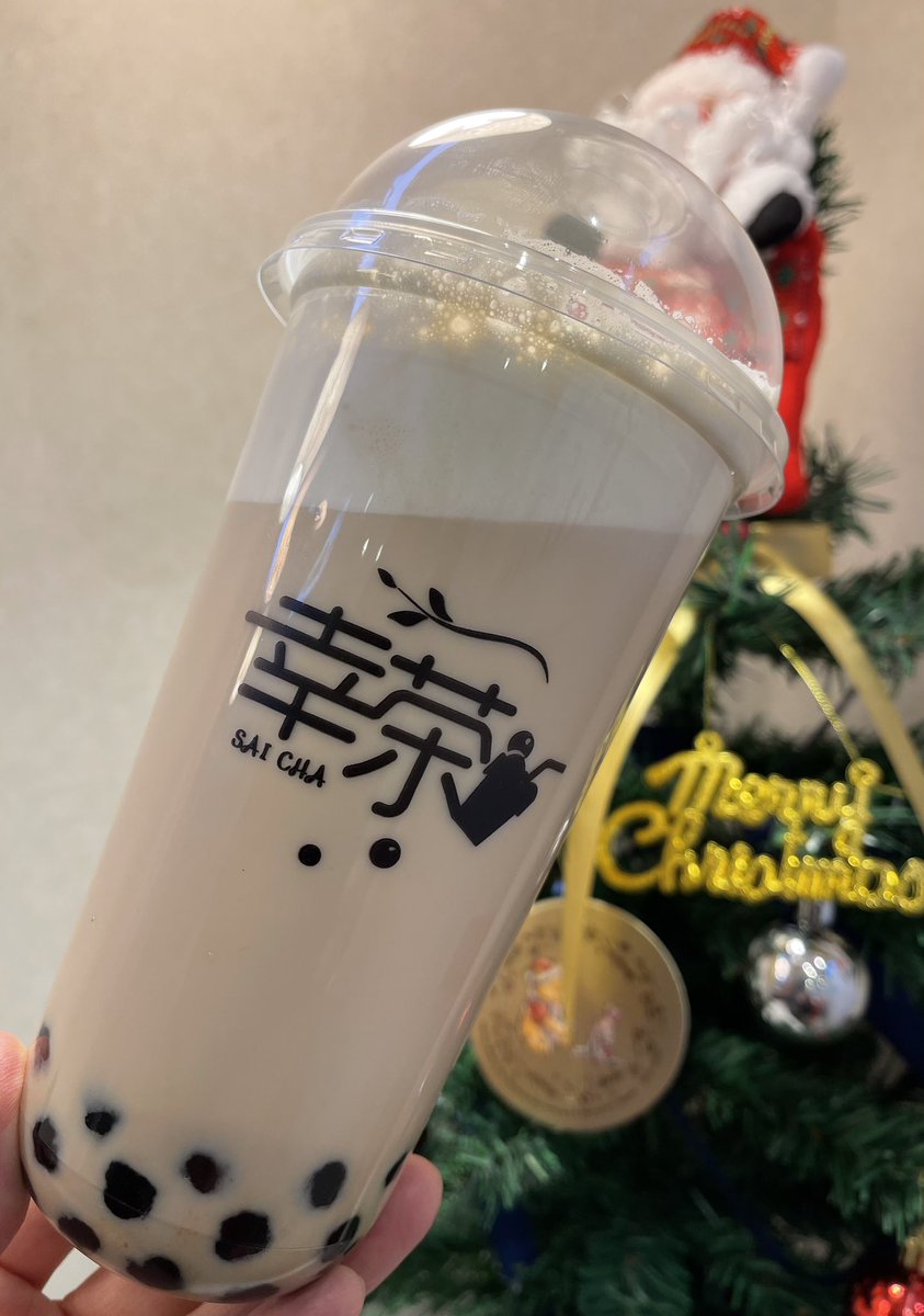 oo79864432's tweet photo. 幸茶 SAI CHA 🔮 川口店  2回目  😆

幸茶スペシャルから、おススメの↓
ミルクティー×岩塩クリームチーズ タピオカ入り L 720円
タピ大粒もっちり良質👍岩塩チーズC美味だな！BGMはJpop名曲カバー🎤
店内にクリスマスツリー🎄あって雰囲気いいね✨
#タピ活 #タピオカ #幸茶 #saicha #luckintea #川口 https://t.co/I7YwjDiqAv