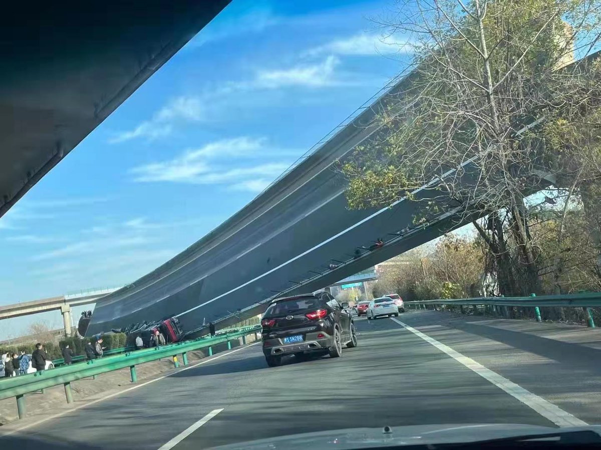 CGTNOfficial's tweet photo. #UPDATE Three dead, four injured after a part of a highway bridge deck overturned in the city of Ezhou in central China's Hubei Province. https://t.co/eeSDEltIL1
