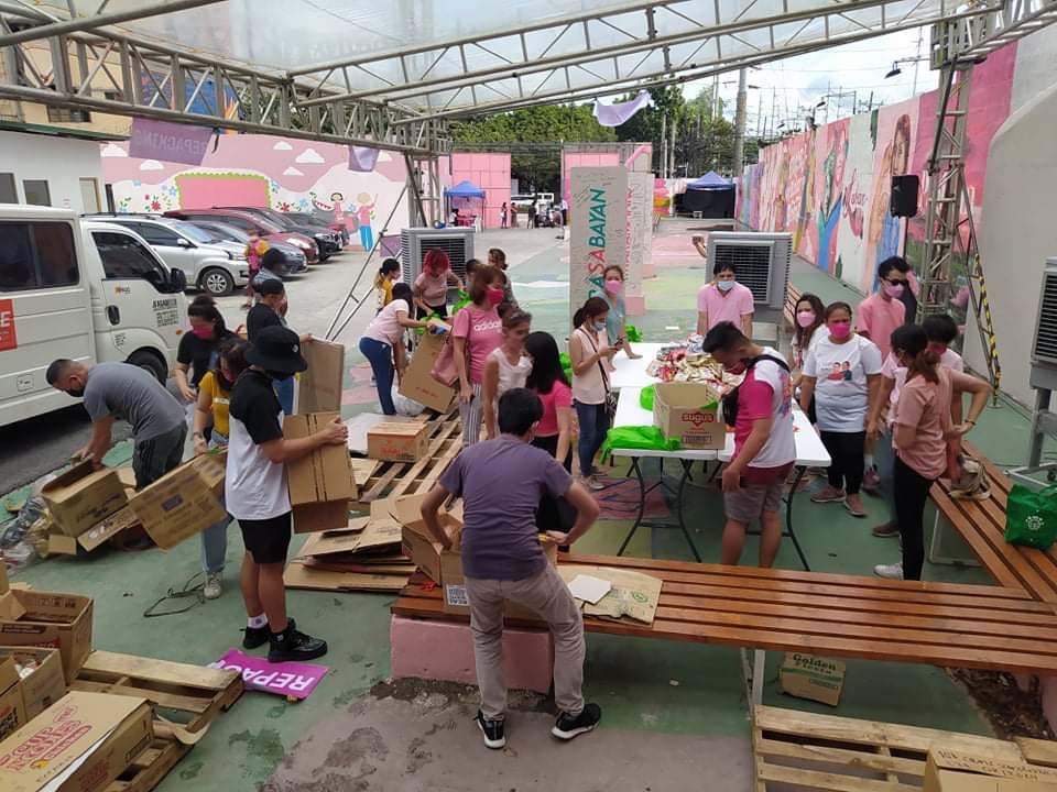 KayaNatinPH's tweet photo. LOOK: Kaya Natin! Movement turned over boxes of food items and sacks of rice to VP Leni Robredo's relief drive for #OdettePH victims. https://t.co/JlpZZdmkYr