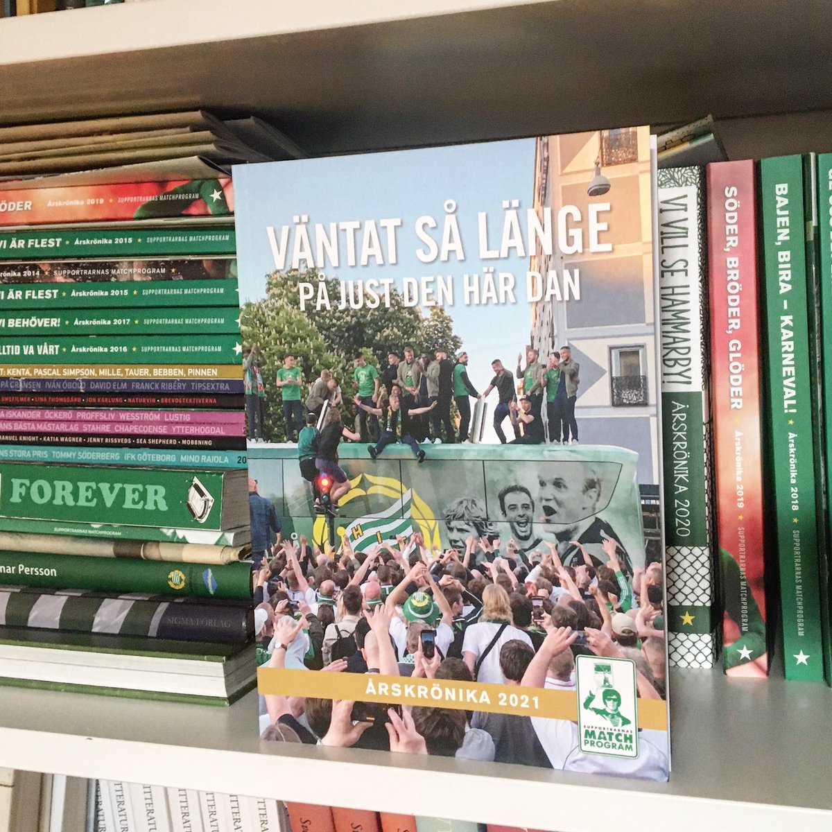 Matchprogrammet's tweet photo. Det finns goda möjligheter att lägga vantarna på denna idag! 69:ans, bokhandeln i Ringen, Magic City och Gröna linjens julmarknad! Eller beställa via länken: https://t.co/JR7UdsLujm #bajen https://t.co/pl9l7iNHv4