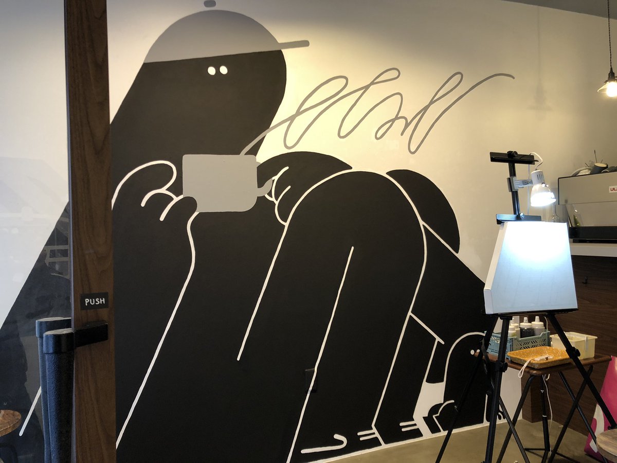 division_tw's tweet photo. あたたか〜いコーヒー☕️を飲みながらEMUさんイラストを作製する姿をみれたのはとても良い経験でした✨とても寒い日でしたが…気さくに話し掛けて頂き温かくなりました👏😭✨
筆を持つ姿は本当に素敵でした✨
(絵の後ろに小さなこけしが…可愛い…)
(5/7)
#emu_bb #emuboy https://t.co/LruAoVNvz8