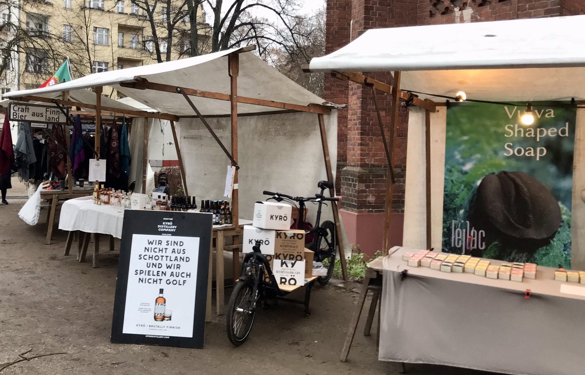 Oskari Lampisjärvi (@olampisjarvi) on Twitter photo Gin und Whisky <a href="/Kyrodistillery/">Kyrö Distillery Company</a> oder Craft-Bier aus 🇫🇮 zu Weihnachten (auch als Geschenk)? Yeah!
Noch heute bis 16 Uhr auf dem Markt, danach ist Pause bis voraussichtlich Ende Januar. Meine Bude is direkt neben dem Muschiseifenstand auf dem Herrfurthplatz in Neukölln zu finden. Gin und Whisky <a href="/Kyrodistillery/">Kyrö Distillery Company</a> oder Craft-Bier aus 🇫🇮 zu Weihnachten (auch als Geschenk)? Yeah!
Noch heute bis 16 Uhr auf dem Markt, danach ist Pause bis voraussichtlich Ende Januar. Meine Bude is direkt neben dem Muschiseifenstand auf dem Herrfurthplatz in Neukölln zu finden.