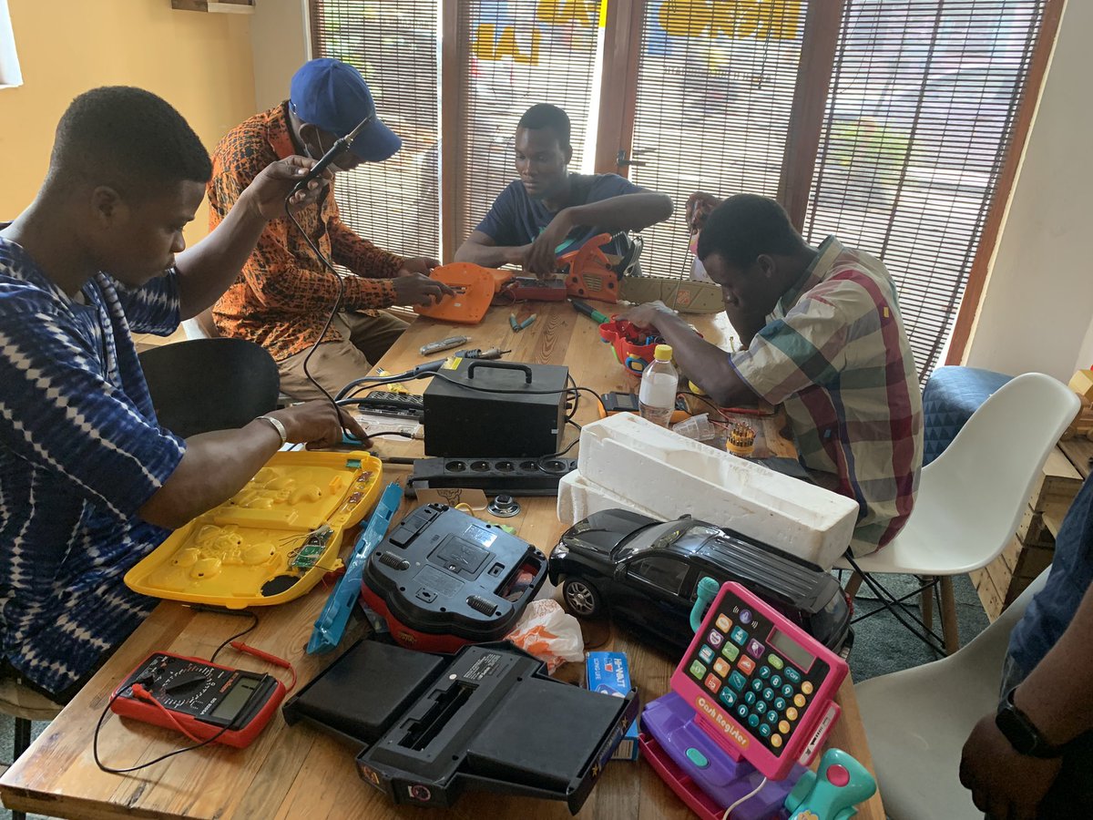 IrokoFablab's tweet photo. En ce moment au FabLab…. #RepairCafé Special Noël 🪛🔧🎄 

Nos makers redonnent vie aux jouets usagés/en panne collectés. Ces jouets feront le bonheur d’autres enfants ☺️

Rejoignez-nous! https://t.co/YkLkfBbJIn