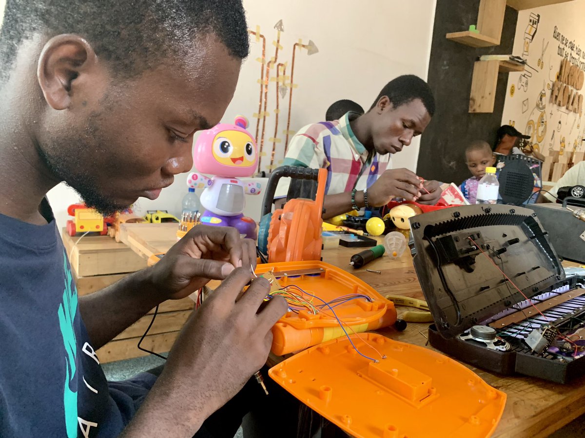 IrokoFablab's tweet photo. En ce moment au FabLab…. #RepairCafé Special Noël 🪛🔧🎄 

Nos makers redonnent vie aux jouets usagés/en panne collectés. Ces jouets feront le bonheur d’autres enfants ☺️

Rejoignez-nous! https://t.co/YkLkfBbJIn