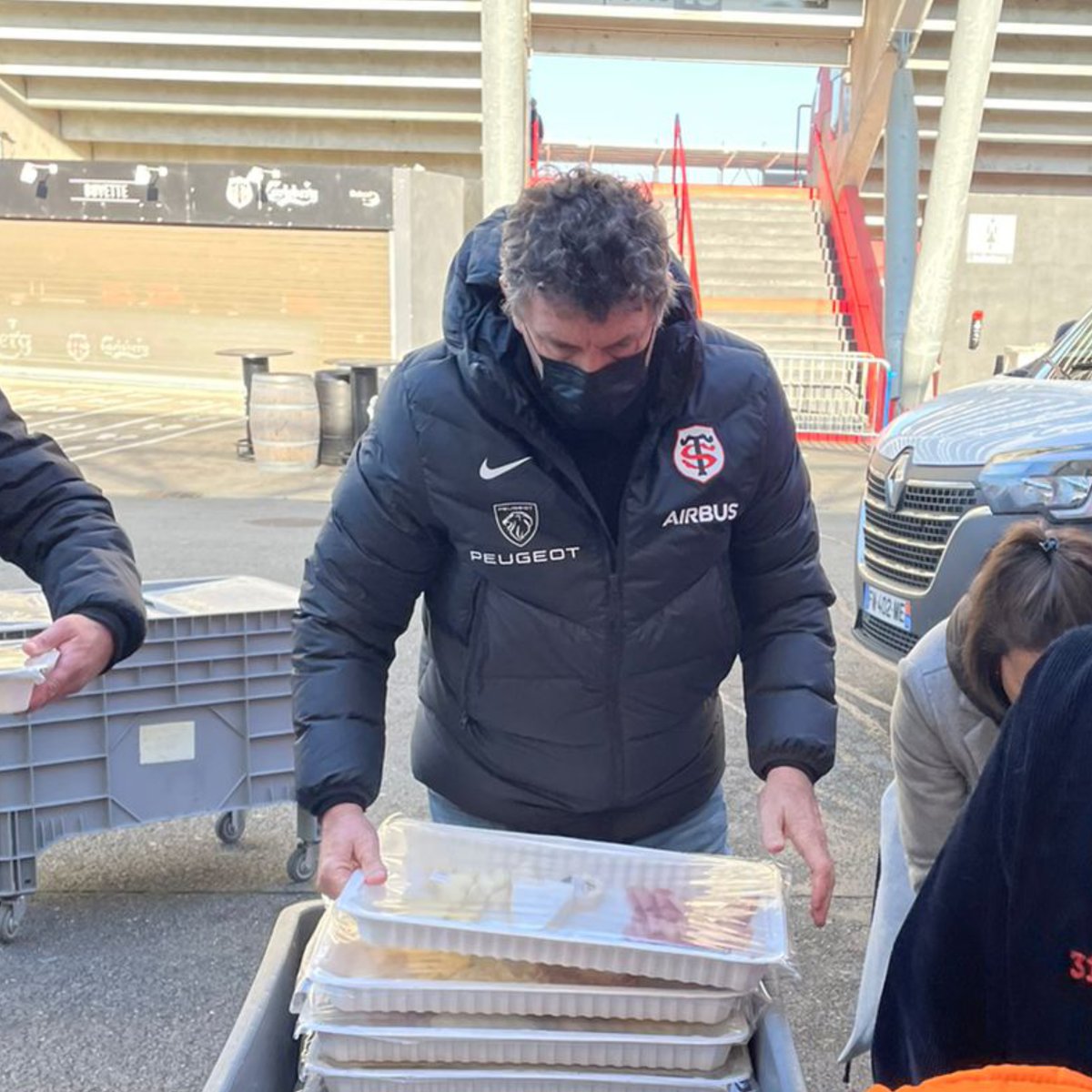 StadeToulousain's tweet image. Malgré le report de #STWASPS, le Stade fait don des denrées alimentaires commandées pour le match, à la @banquealim31 et au @caritasfrance 🤝

Avec la participation d&apos;@EspritTraiteur, les bénéficiaires profiteront de la nourriture initialement prévue pour les partenaires 🍽️

#RSE